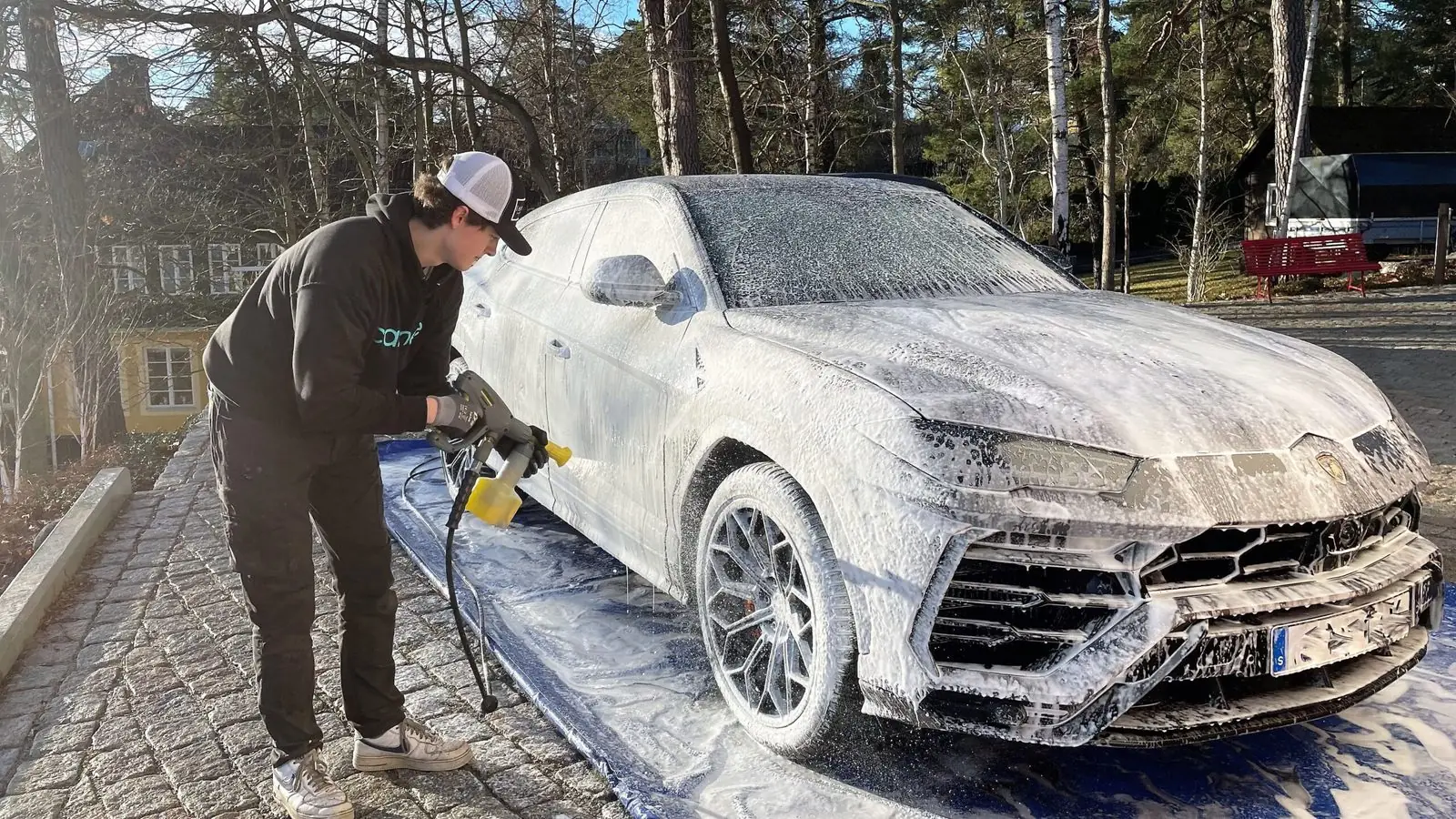 Carmee tar hand om en bil hos kunden