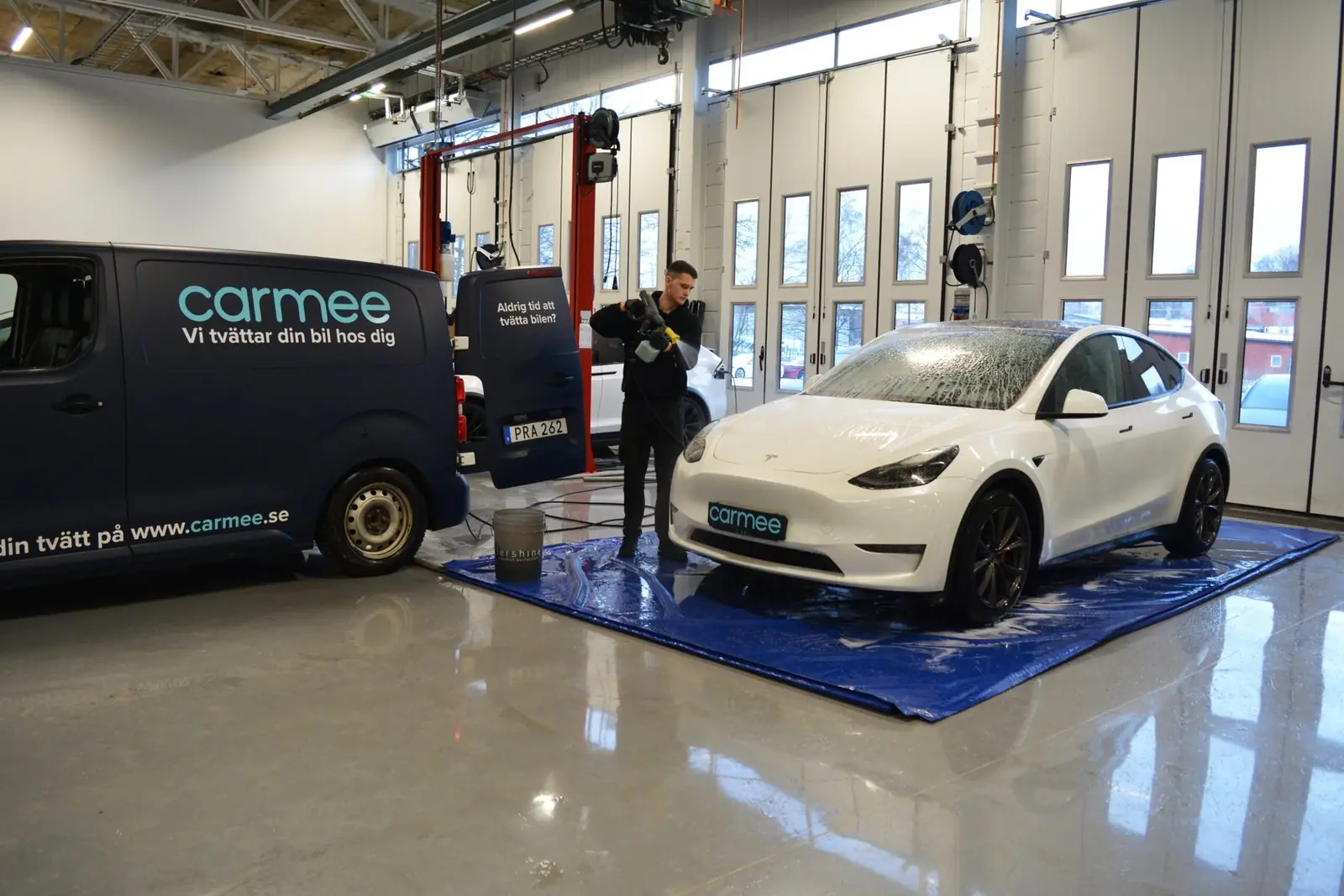 Carmee tar hand om en bil hos kunden