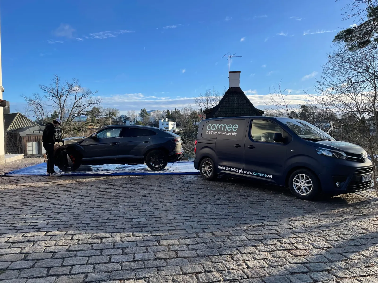Carmee servicebil och tvätt av kundbil på uppfart