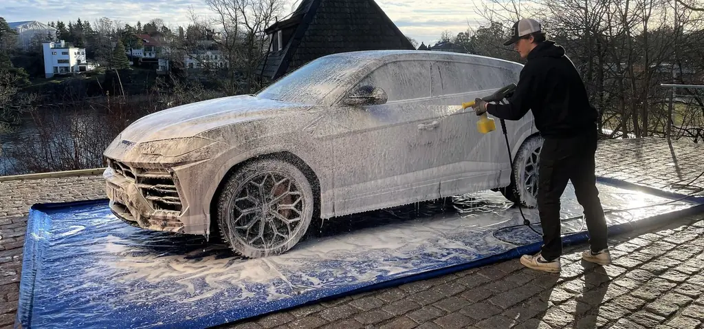 Carmee bilvårdsspecialist i arbete