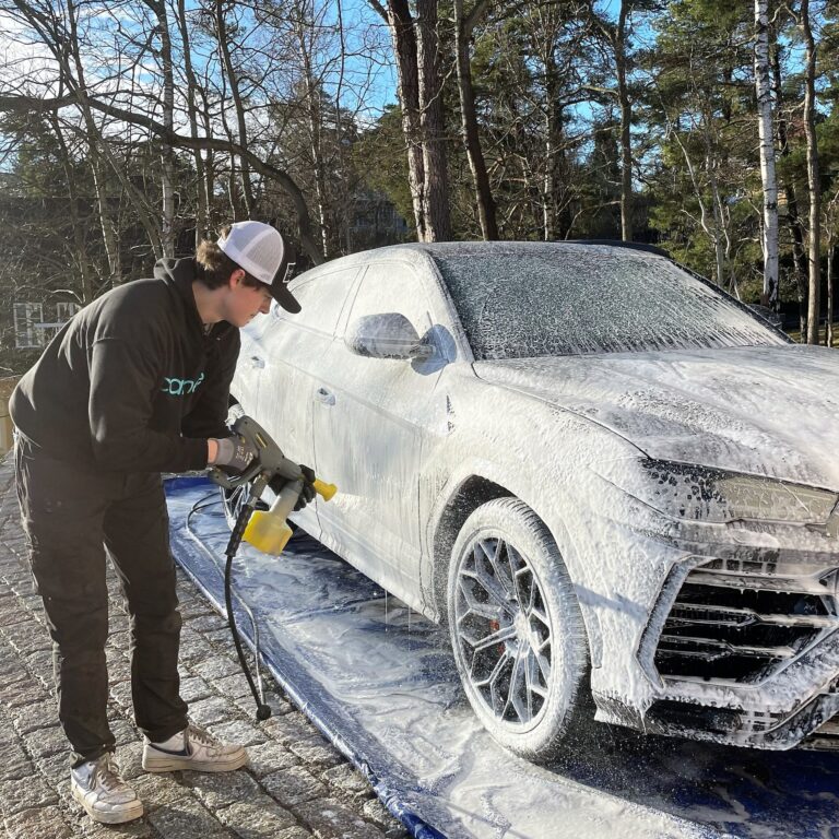 Ren och fräsch bil in- och utvändigt efter tvätt hos Carmee