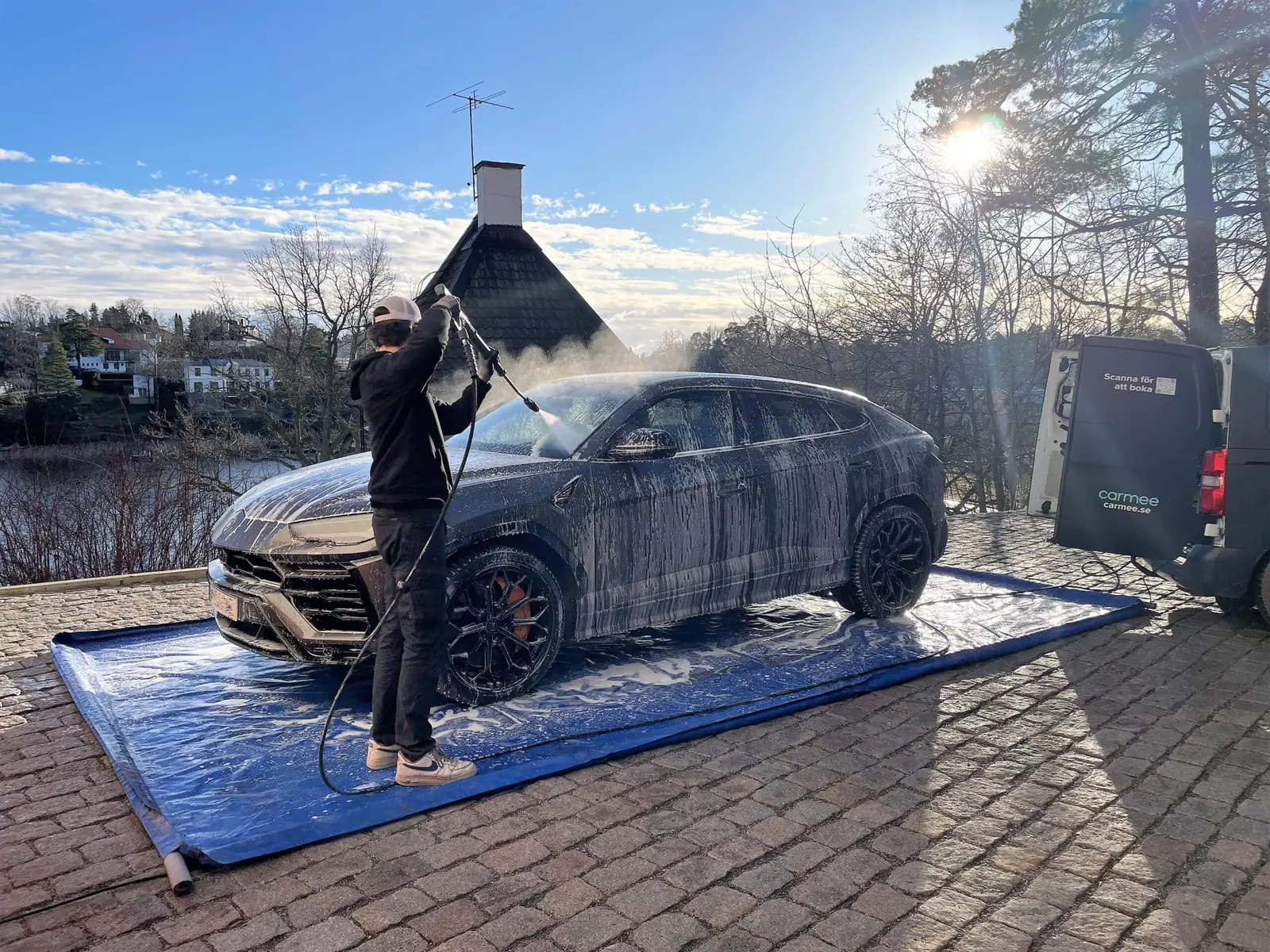 Carmee tvättar bil hos kunden