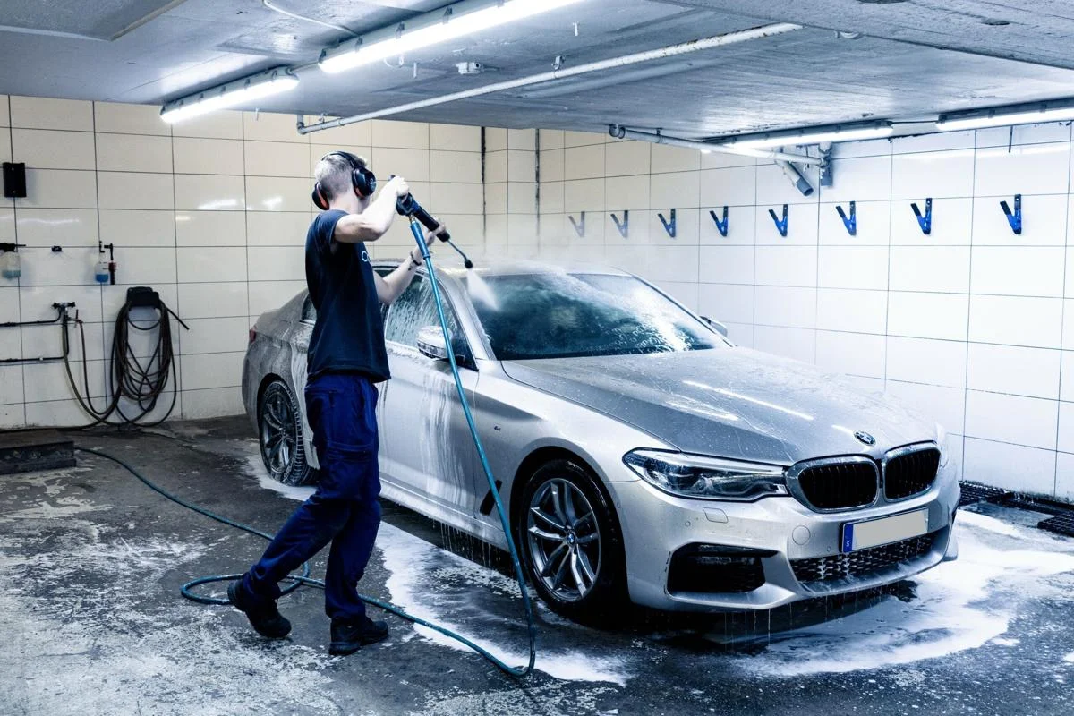 Bilanläggning med rena salubilar och professionell tvätthall